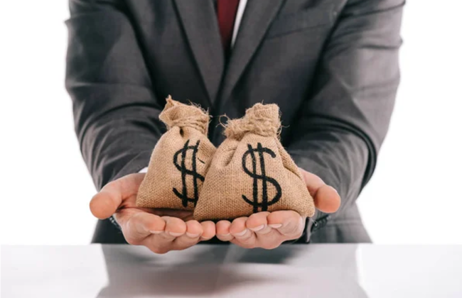 Если заемщик считает отказ банка от предоставления ему кредита необоснованным, он имеет право требовать возмещения ущерба, а не реального исполнения обязательства – Верховный Суд