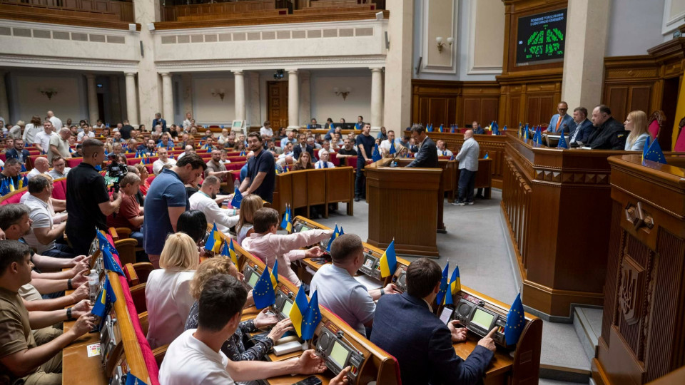 Владимир Зеленский подписал закон о праве Кабмина приостановить выплаты по внешним долгам до 1 октября 2024 года