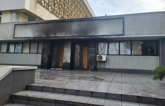 Мужчину, который поджег дверь информационного центра НАТО, отправили на общественные работы