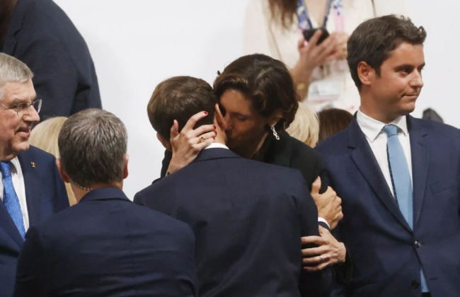 Поцелуй президента Франции Эммануэля Макрона и министраспорта вызвал «переполох» в сети, фото