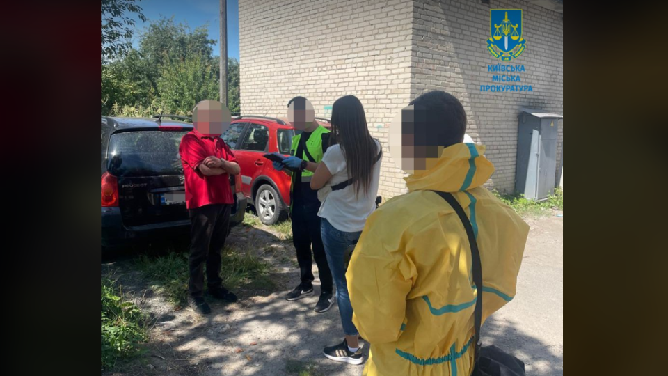 У Києві чоловік три місяці труїв жінку, з якою прожив 15 років, заради її грошей та авто