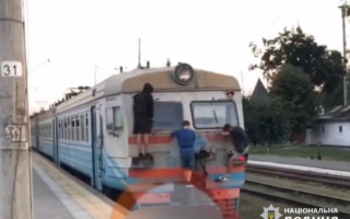 Катались на крышах электропоездов: в Киевской области задержали 5 подростков