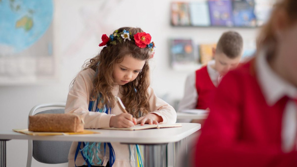Аудиторы проверят образование украинских детей в школах за рубежом