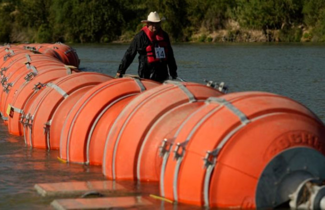 У США суд дозволив Техасу залишити загородження на річці, по якій проходить кордон з Мексикою