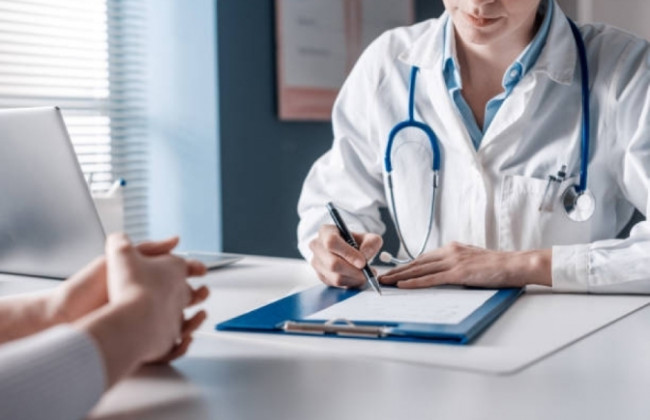 Как действовать пациенту, если ему отказывают в бесплатном лечении: разъяснение