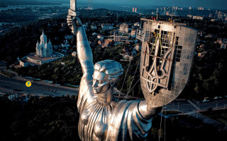 Герб на «Батьківщині-Матері» в Києві може невдовзі відвалитися: там уже з’являється корозія
