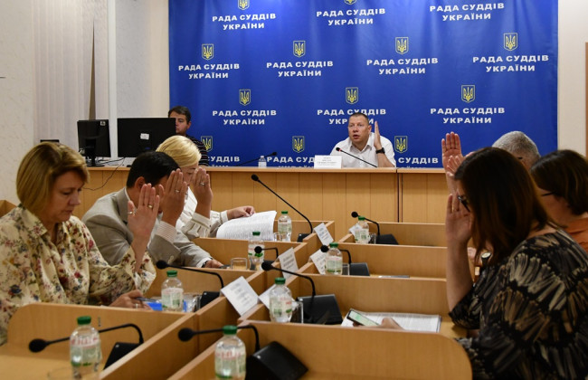 У судей Киевского окружного административного суда будет по два помощника, но временно – Совет судей