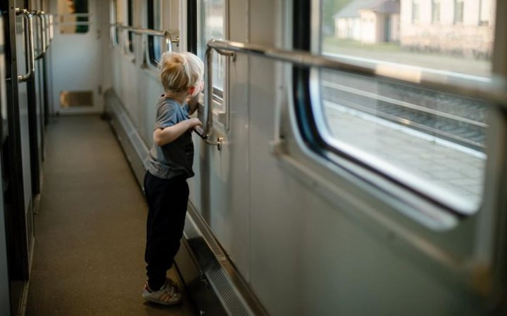 Укрзализныця запустила продажу билетов на первый детский купейный вагон
