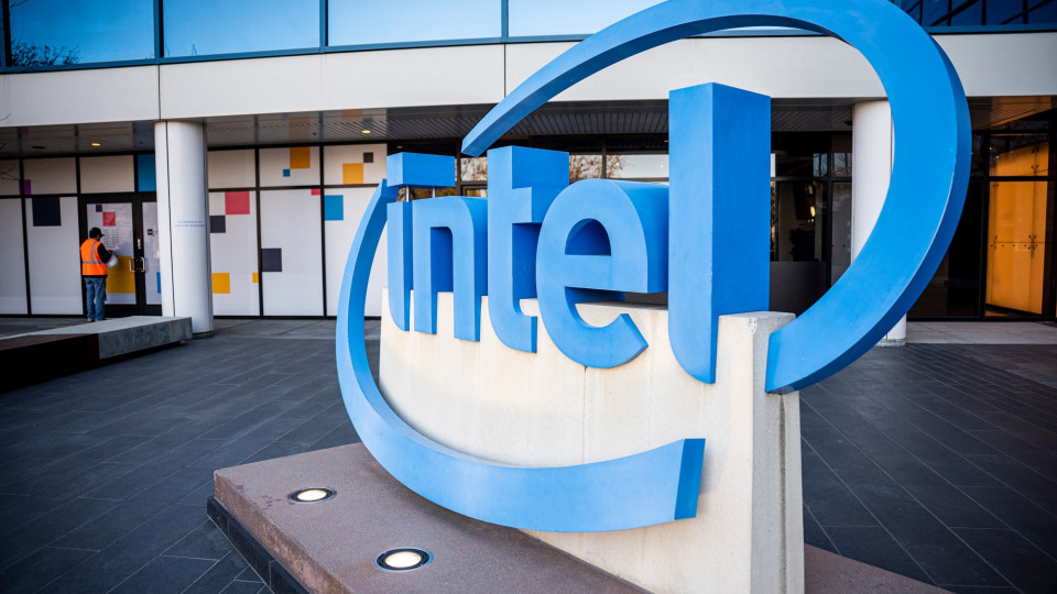 Компания Intel увольняет более 15 000 сотрудников, чтобы выбраться из кризиса