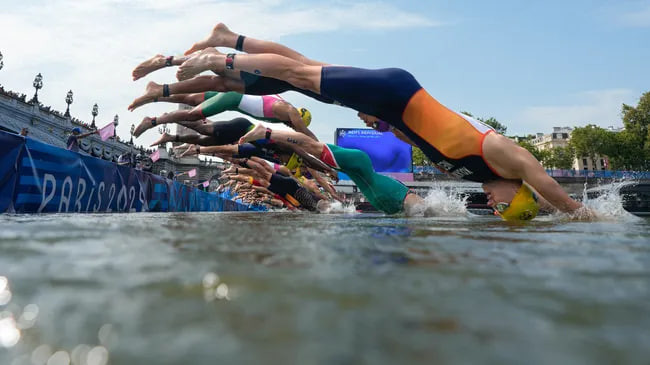 Олімпійські змагання з тріатлону в Парижі поновлено після забруднення Сени фекаліями