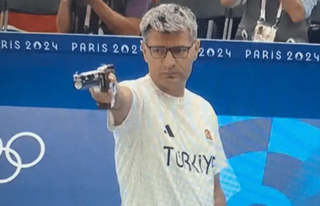 «Киллер из Олимпиады»: турецкий спортсмен взял олимпийское серебро с рукой в ​​кармане и без специального снаряжения, фото