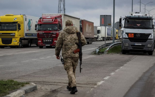 Кабмін відкрив усі пункти пропуску через кордон для військових товарів