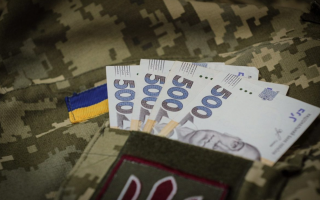 Какие выплаты может получать военный пенсионер, находящийся на государственном содержании