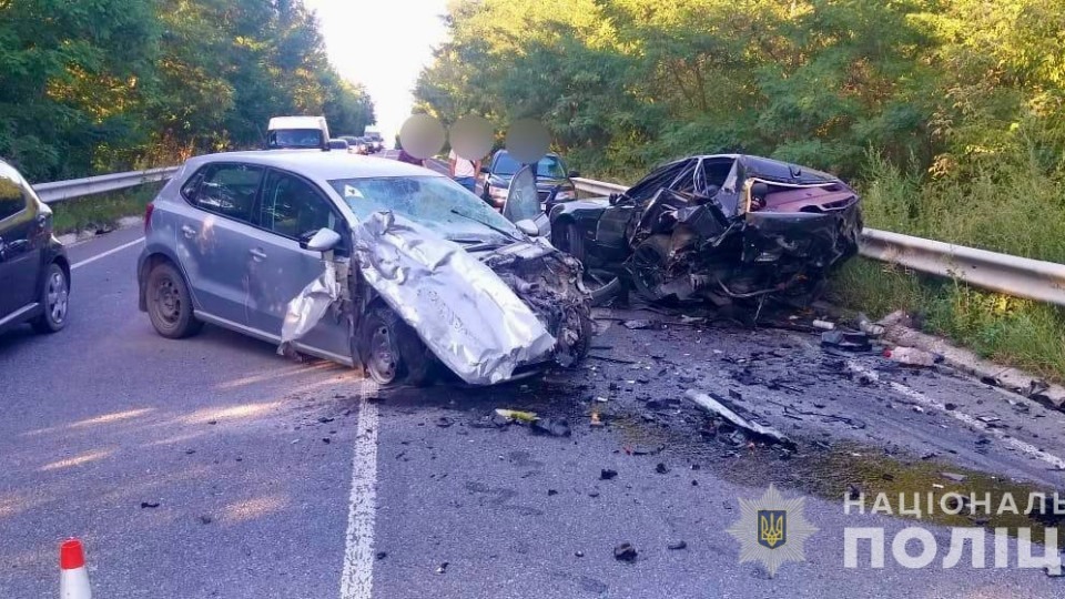 В ДТП на Вінниччині в результаті зіткнення загинули 23-річна і 63-річна водійки