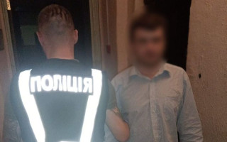 У Києві затримали чоловіка, який обкрадав автівки у мотошоломі