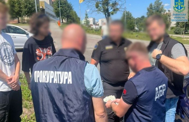 Систематически брал взятки с перевозчиков: задержали инспектора госслужбы по безопасности на транспорте