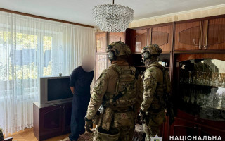 В Луцке мужчина угрожал пистолетом правоохранителям
