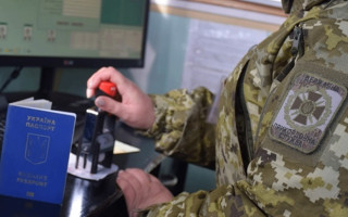Прикордонники зупинили чоловіка з двома дружинами, який намагався виїхати за кордон