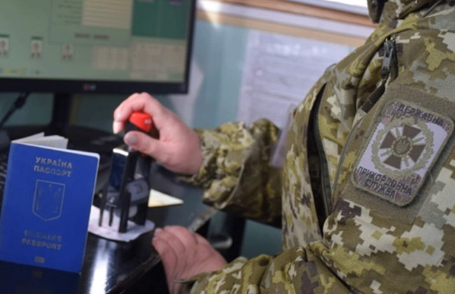 Пограничники остановили мужчину с двумя женами, пытавшегося выехать за границу