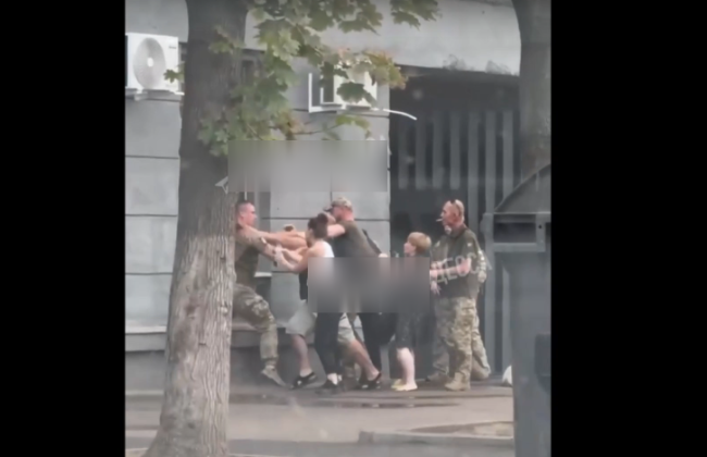 В Одессе вспыхнула потасовка с участием гражданских, в частности, женщин и мужчин в форме