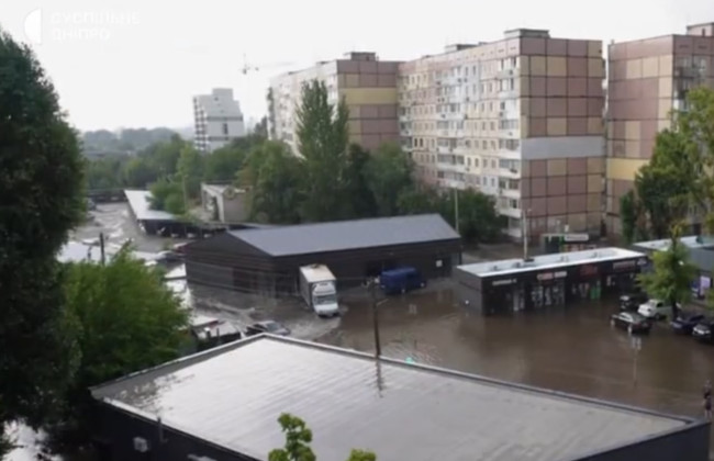 Буря в Днепре: молния ударила в дом, улицы превратились в реки