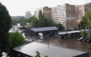 Буря в Днепре: молния ударила в дом, улицы превратились в реки