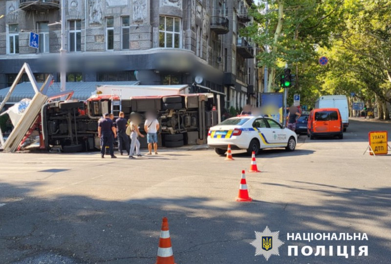 В Одесі вантажівка зіткнулася з автомобілем ДСНС: постраждали водії та пішохід