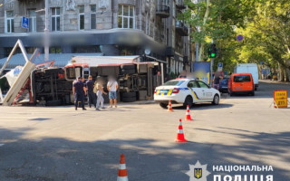 В Одессе грузовик столкнулся с автомобилем ГСЧС: пострадали водители и пешеход