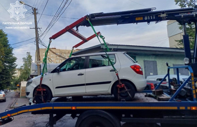 Не держался на ногах: нетрезвый водитель совершил серию ДТП во Львове