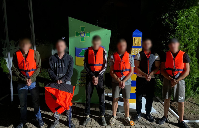 На Закарпатье пограничники с выстрелами остановили группу уклонистов, планировавших переплыть Тису