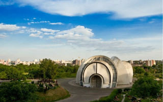 Закупил урны для праха погибших военных по завышенным ценам: в Киеве экс-директор крематория возместил 200 000 гривен ущерба