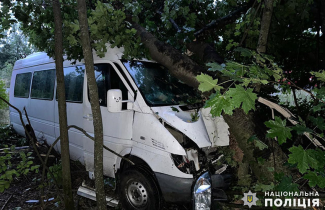 В Хмельницком районе автобус с 15 пассажирами съехал в кювет и врезался в дерево