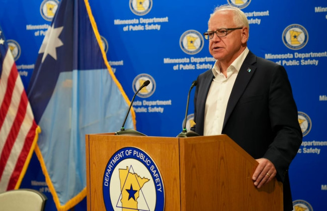 Кандидатом Камалы Харрис в вице-президенты официально стал Тим Уолз