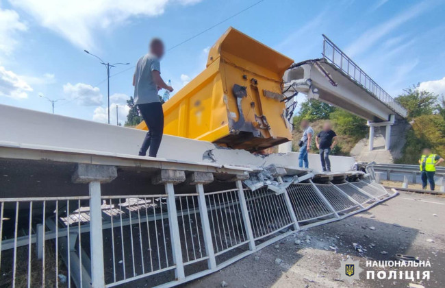 Грузовик совершил наезд на пешеходный мост: в полиции прокомментировали ДТП возле Умани