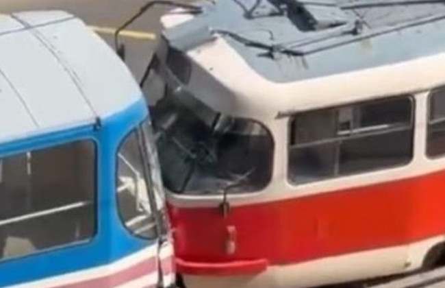 «Есть вопрос к действиям водителя»: в Киевпасстрансе сделали заявление относительно столкновения трамваев