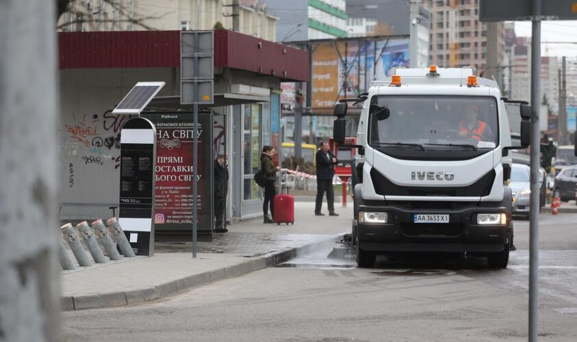 У Львові водія водовоза, який під час дощу спускав із машини воду, притягнуть до відповідальності