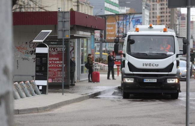 Во Львове водителя водовоза, который во время дождя спускал с машины воду, привлекут к ответственности