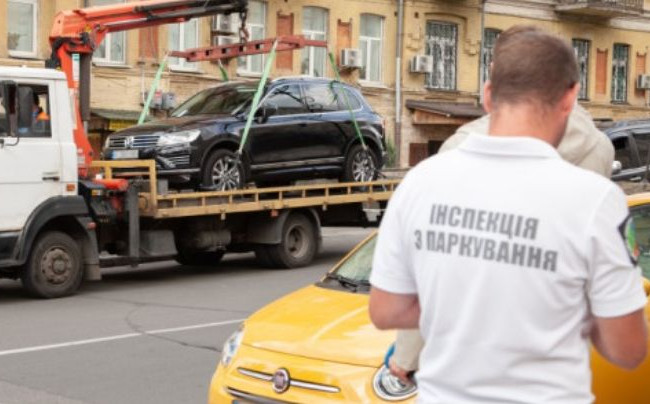В Голосеевском районе Киева водитель напал на инспекторов по парковке