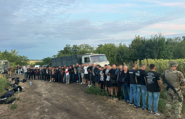 48 в КАМАЗе: пограничники задержали грузовик под верх забитый мужчинами, фото