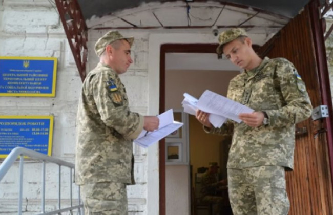 Чоловікам, які подали документи на відстрочку, ТЦК надало її до 12 серпня – чому так вийшло