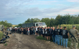 48 у КАМАЗі: прикордонники затримали вантажівку під верх забиту чоловіками, фото