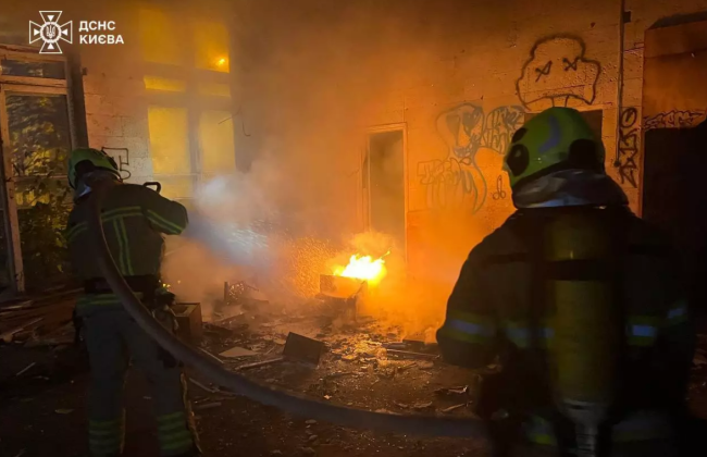 В Киеве загорелся заброшенный кинотеатр Тампере