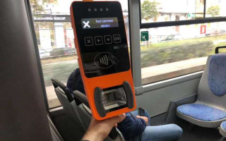 В Киеве в наземном транспорте временно не работают валидаторы, однако за проезд платить надо