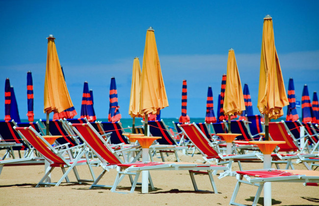 Італійські пляжі влаштували парасольковий протест через вимоги ЄС