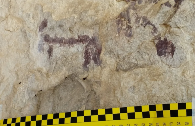 В Испании мужчина облил водой древние наскальные рисунки, чтобы сделать удачные фото для соцсетей.