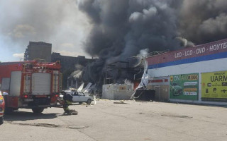 рф вдарила по Костянтинівці на Донеччині: постраждав супермаркет, ТЦ та відділення Нової пошти, є жертви, відео