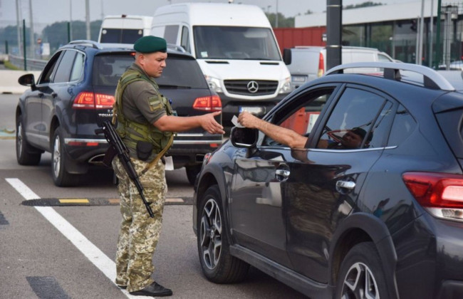 Кабмін вніс зміни до правил перетину кордону – будуть перевіряти дані подорожуючих з усіх реєстрів