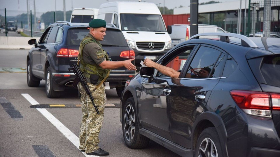 Кабмин внес изменения в правила пересечения границы – будут проверять данные путешественников из всех реестров