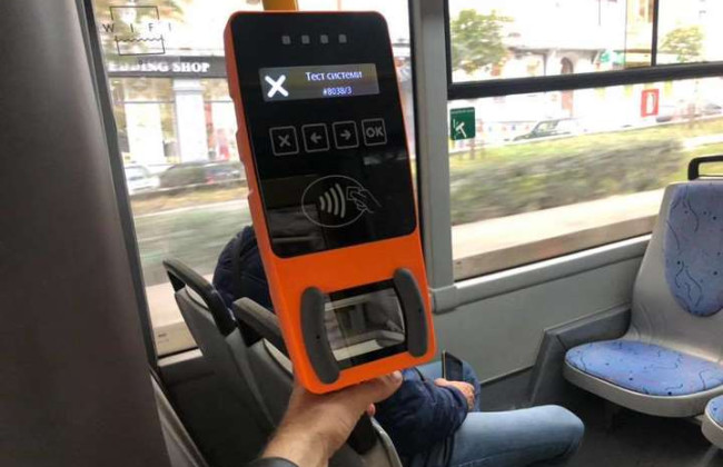 В Киеве в наземном транспорте временно не работают валидаторы, однако за проезд платить надо