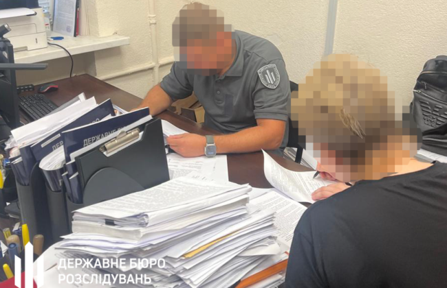 Посадовиця військової частини на Дніпропетровщині оформила бойові виплати підлеглим, які не були на фронті